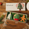 Handgemachtes Weihnachtsgeschenkset mit Holzbaum-Deko und Duftkerze in einer Box.
