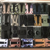 Variedad de carteras delgadas de aluminio en diferentes colores y diseños, incluyendo acabados estampados y lisos.