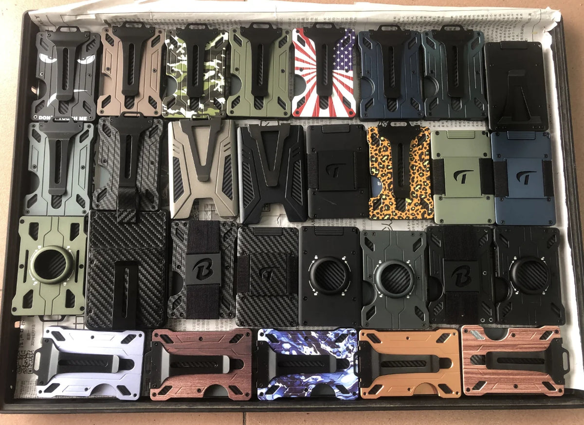 Variedad de carteras delgadas de aluminio en diferentes colores y diseños, incluyendo acabados estampados y lisos.