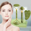 Mujer usando un rodillo de jade natural y set de gua sha para masaje facial.