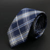Corbata de cuadros azul oscuro y blanca, doblada sobre un fondo negro.