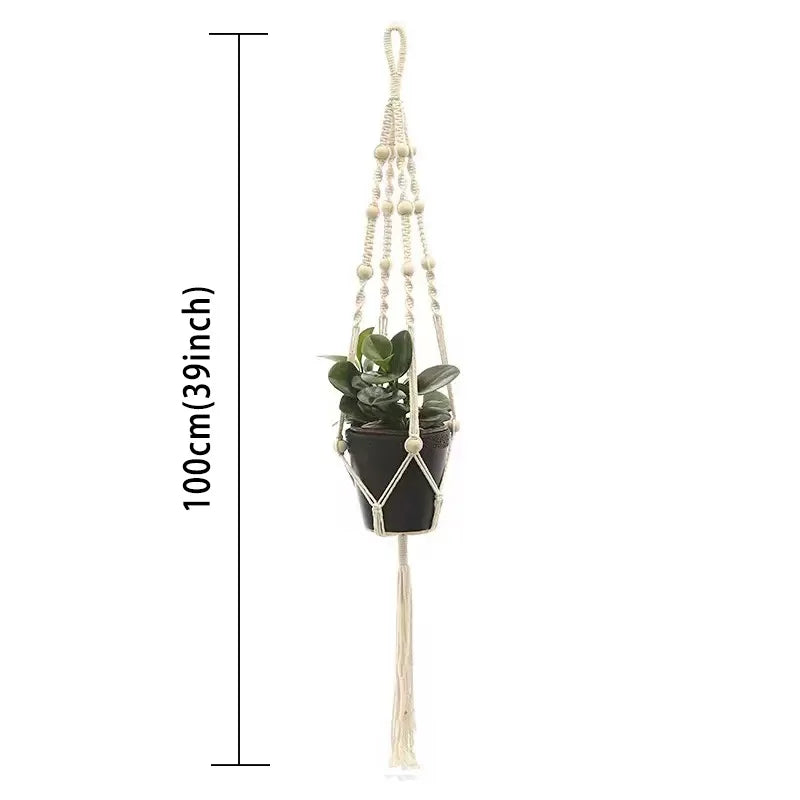 Håndlaget macrame-plantekassett med mørk potte og hengende makrameesnorer for innendørs eller utendørs dekorasjon