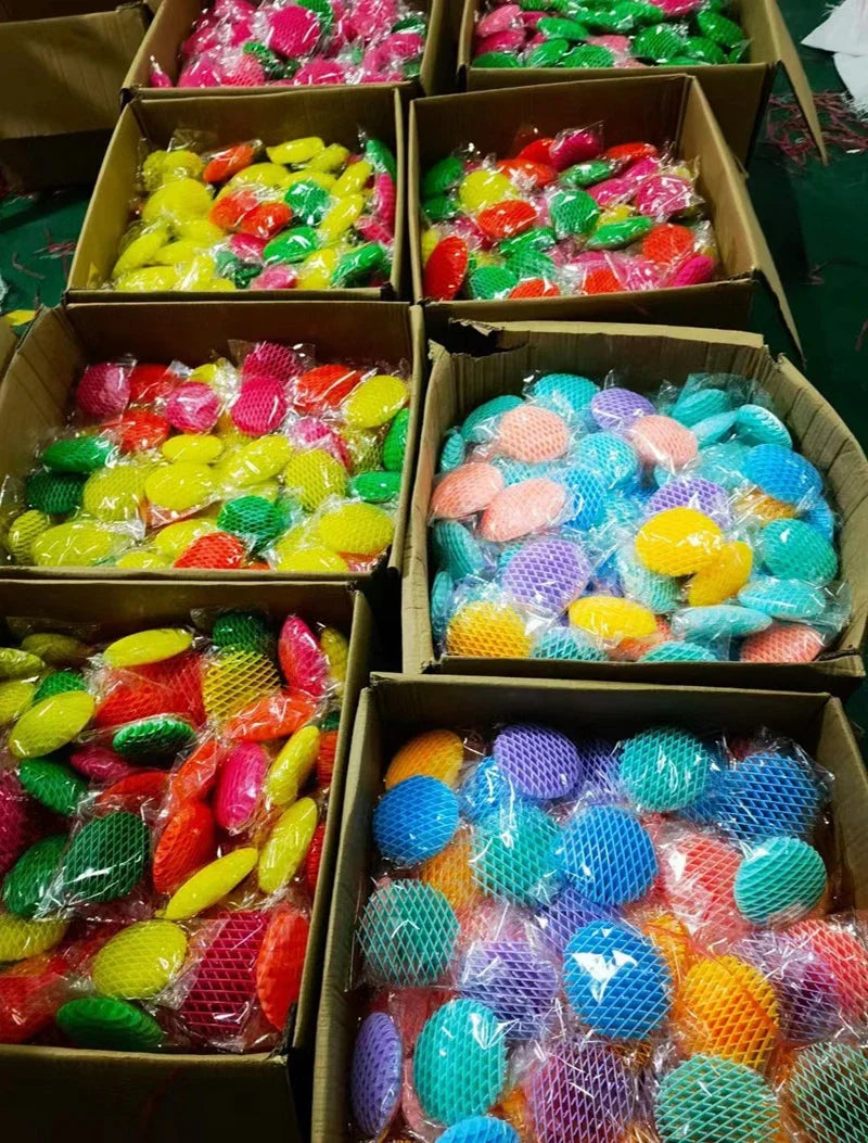 Variedad de juguetes antiestrés de gusano elástico 3D en verde, amarillo, rosa y azul.