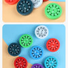 En samling fargerike matte-fidget-spinnere med tall og regneoperasjoner på toppene.