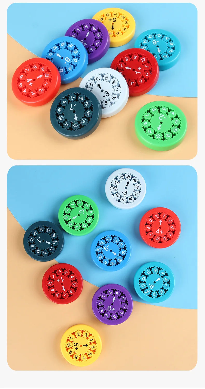 En samling fargerike matte-fidget-spinnere med tall og regneoperasjoner på toppene.