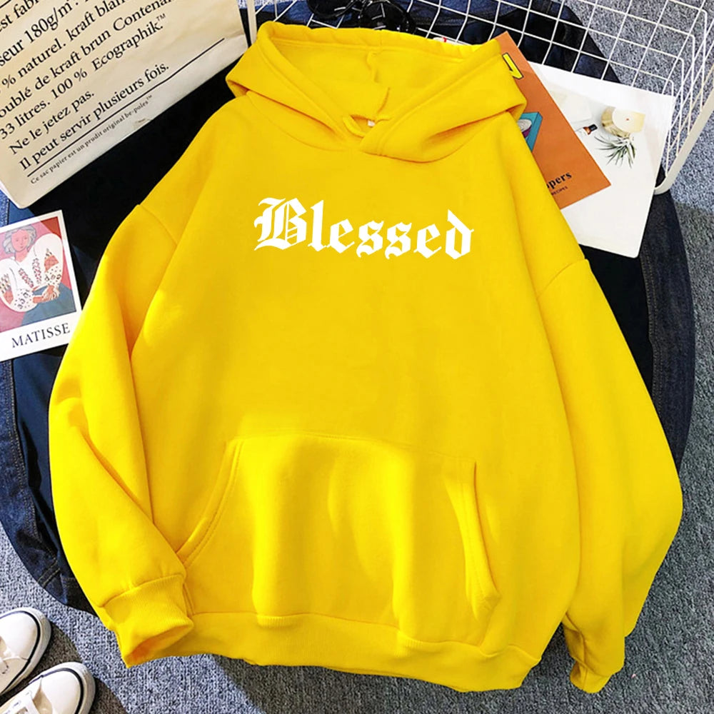 Keltainen taidepainatus fleece-huppari, jossa teksti Blessed