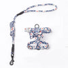 Arnés y correa azul estampado floral para gatos y perros pequeños.