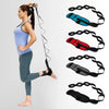 Mujer usando una correa de yoga con bucles y cojines para estiramientos.