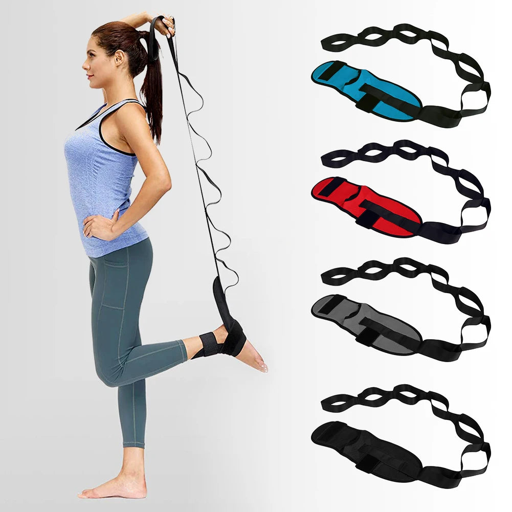 Mujer usando una correa de yoga con bucles y cojines para estiramientos.