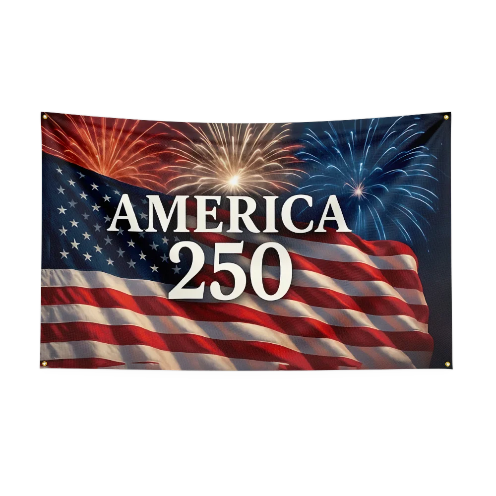 Et amerikansk flagg med fyrverkeri i bakgrunnen og teksten AMERICA 250.