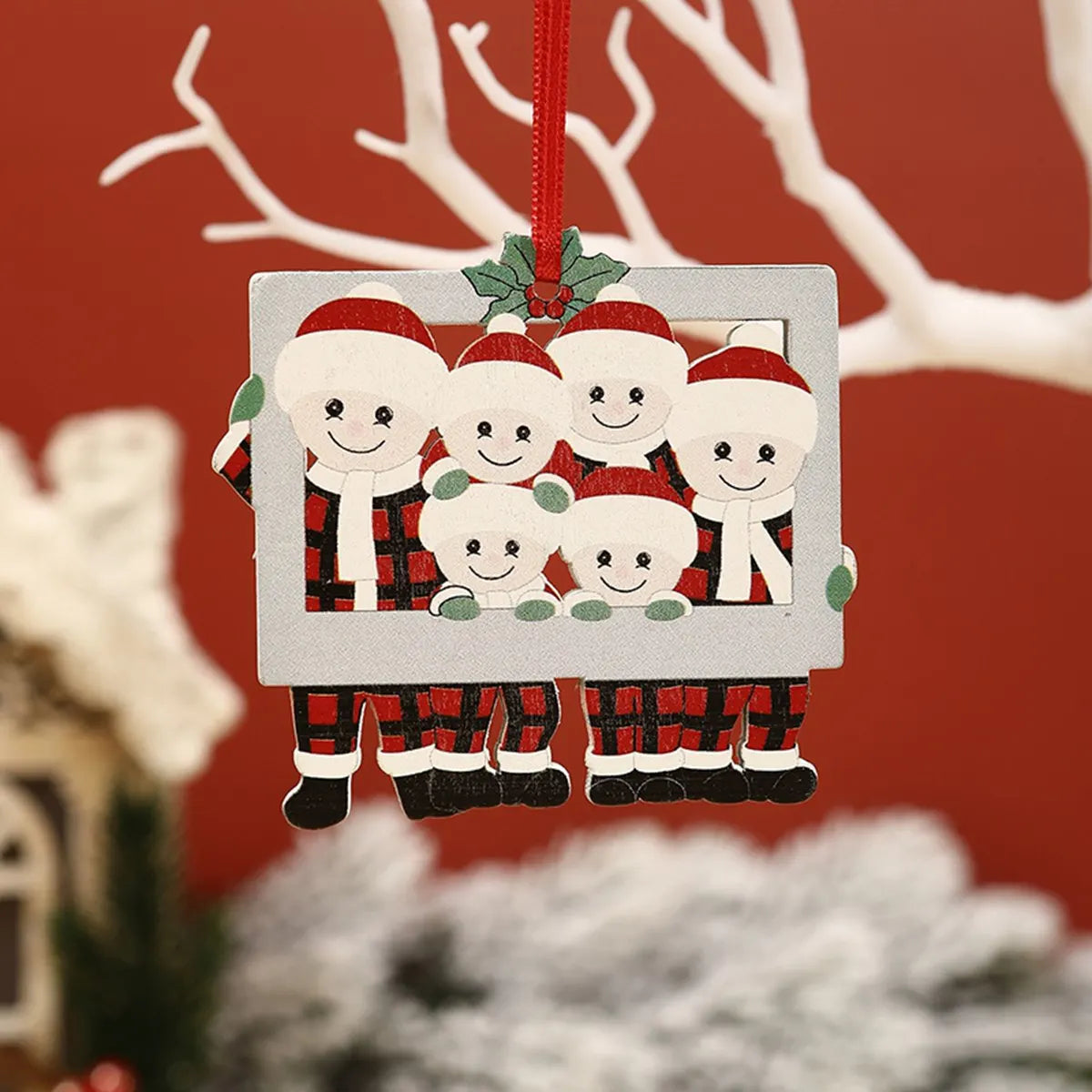 Personlig julekule med bilde av syv smilende i nisseluer.