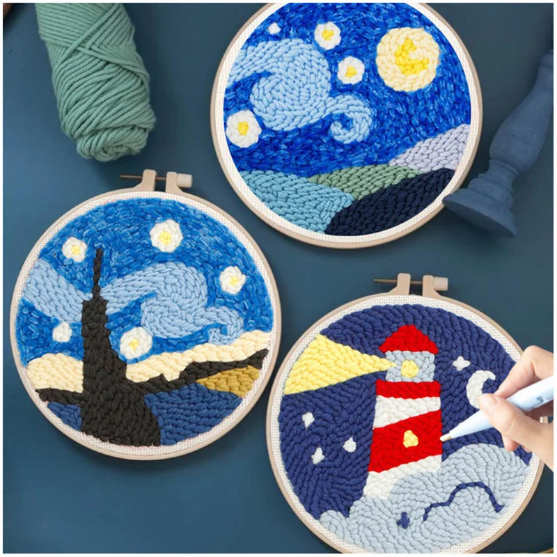 Tres proyectos circulares de bordado con aguja mágica, con escenas nocturnas de estrellas y montañas.