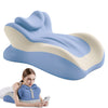 En person bruger en ergonomisk memory foam læsepude til sengen, i blå og beige farver.