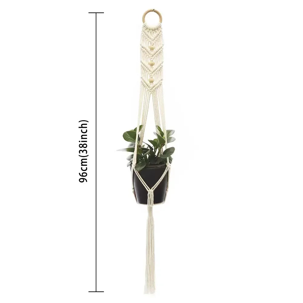 Håndlaget macrame plantekurv med løkke og hengeplante i svart potte
