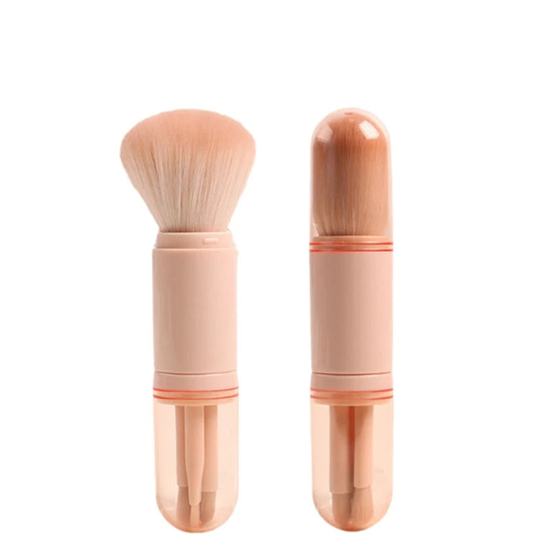 Et sæt med fire make-up pensler, inklusiv en stor pudderpensel og to udtrækkelige kabuki-pensler i nøgenrosa etui.