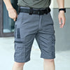 Short cargo tactique pour homme en tissu gris à séchage rapide, porté par une personne.