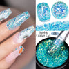 Gros plan d'un gel à paillettes bleu pour ongles montrant différentes textures et application sur un ongle.