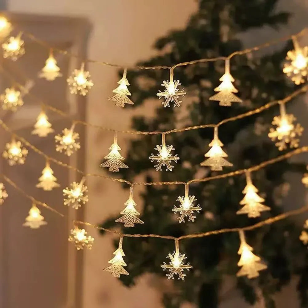 سلسلة أضواء LED عيد الميلاد ذهبية تعمل بالبطارية مع أشكال احتفالية على شجرة خضراء.