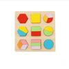 Et manipuleringssett i tre med geometriske brøker i ulike farger og former for matematikklæring.