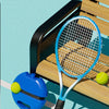 En blå tennisracket og en gul ball ved en trekantet tennisbane med svart ramme.