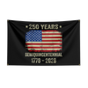 Svart flagg med amerikansk flaggdesign og teksten 250 ÅR SEMIKVINSENTENAR 1776 - 2026