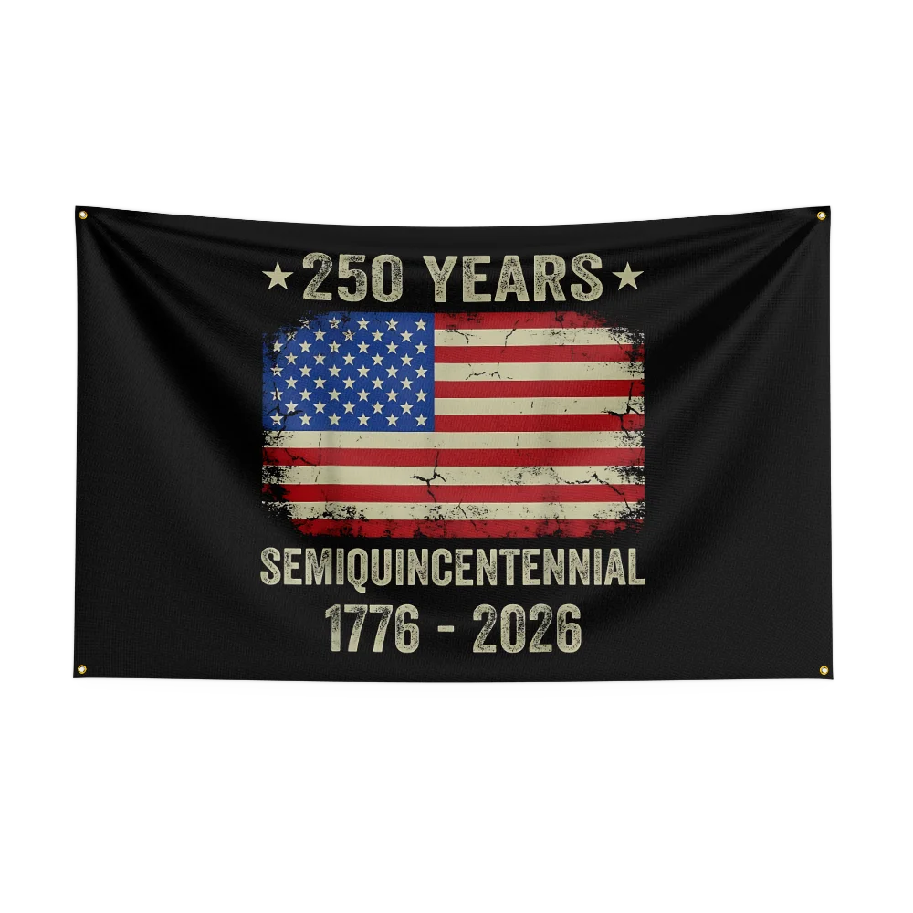 Svart flagg med amerikansk flaggdesign og teksten 250 ÅR SEMIKVINSENTENAR 1776 - 2026