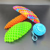 Juguetes antiestrés 3D de gusanos elásticos y coloridos en naranja, amarillo y verde.