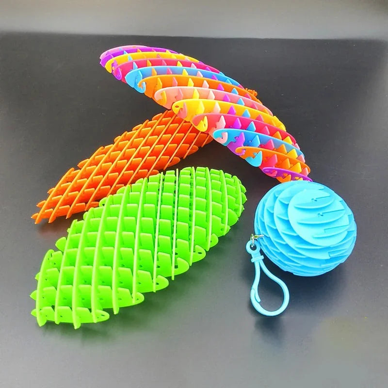 Juguetes antiestrés 3D de gusanos elásticos y coloridos en naranja, amarillo y verde.