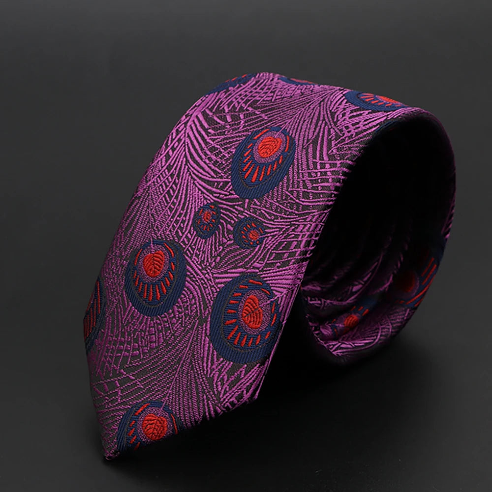 Corbata de jacquard púrpura con diseño estampado de pequeños motivos florales rojos y azules.