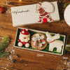 Ein handgefertigtes, festlich duftendes Weihnachtskerzen-Geschenkset mit Santa-Figur und weißem Hasen auf einem Holzsockel.