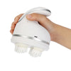 Una mano sostiene un masajeador de cabeza eléctrico blanco con puntas de silicona.