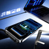 Primer plano de un teléfono inteligente y un soporte plegable con cable USB-C mostrando carga rápida y pantalla.