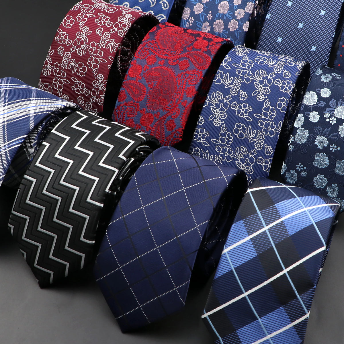 Corbatas jacquard slim fit para hombre en varios patrones y colores.