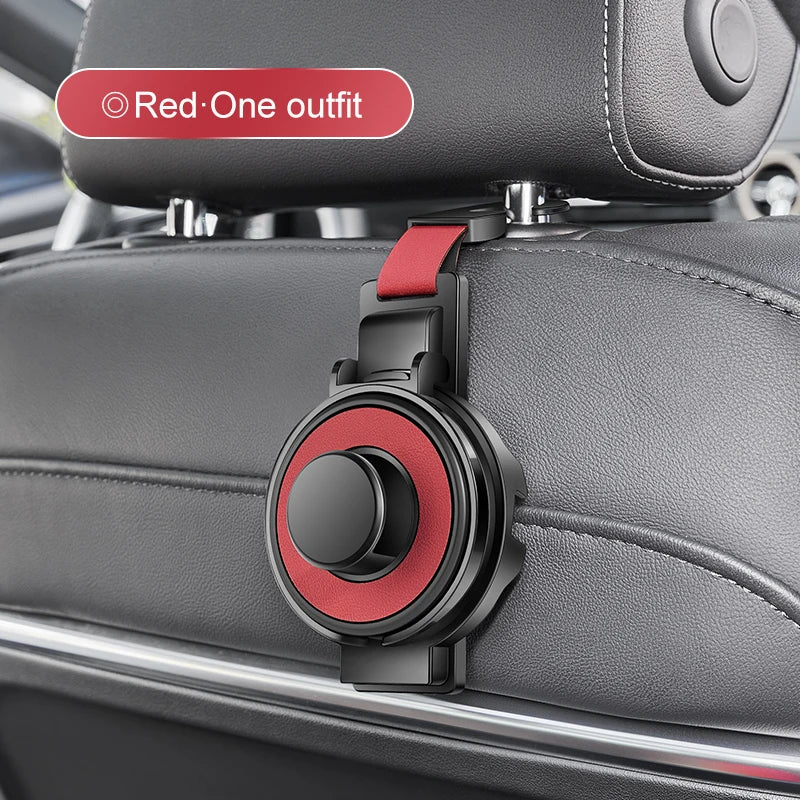 Primer plano de un gancho de reposacabezas de asiento de coche rojo con portalatas y organizador en un asiento gris.