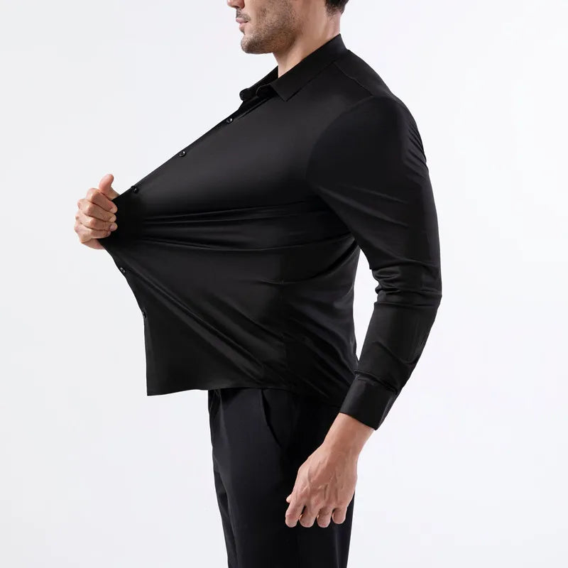 Un hombre con camisa formal negra sin planchar y pantalones negros.