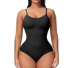 Mujer usando body shapewear negro sin costuras con control abdominal y levantamiento de glúteos.