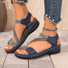 Sandalias romanas de tacón cuña azul marino para mujer, con tiras plateadas y detalles de perlas.
