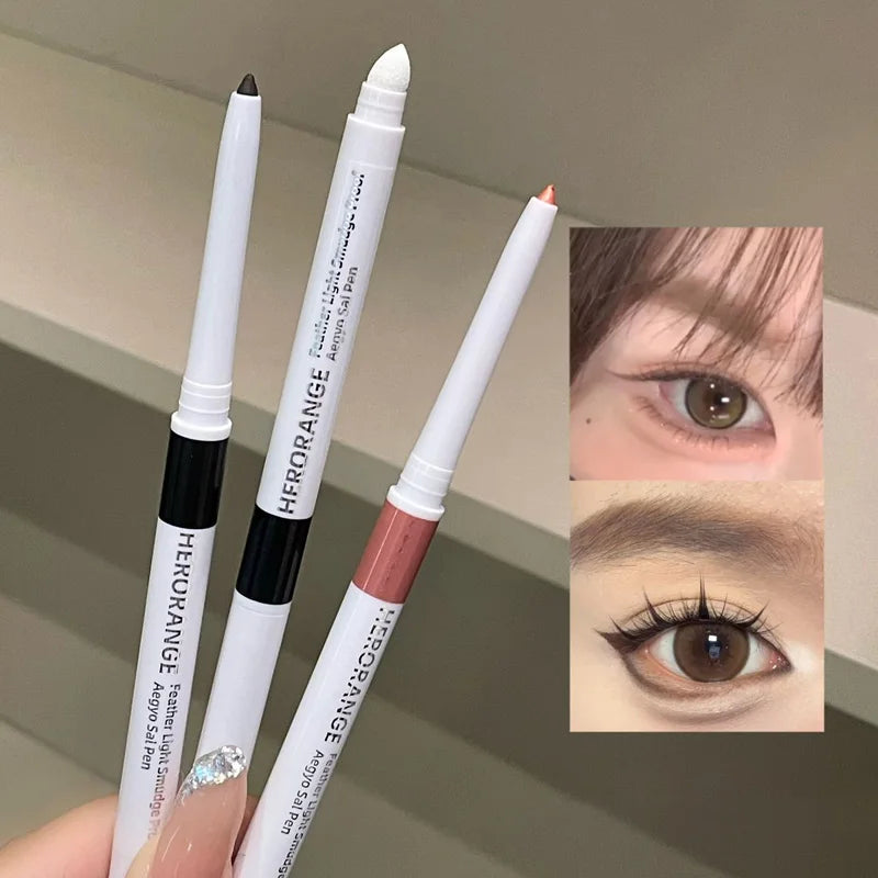 Et sett med Herorange dobbelspissede gel eyelinerblyanter med Aegyosal-highlighter ved siden av en øyetest.