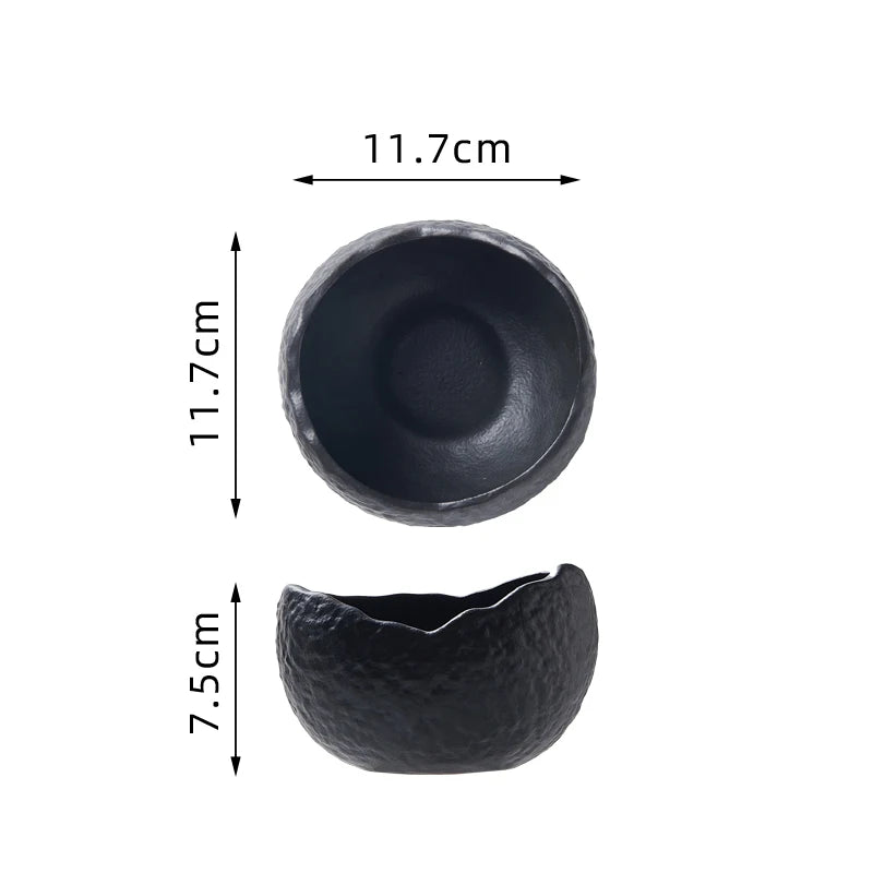 Svart keramikk dessertskål med eggeskallform, vist med mål 11,7 cm x 7,5 cm.