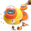 Juguete interactivo amarillo para perros que dispensa premios, con comedero naranja y un perro usándolo.