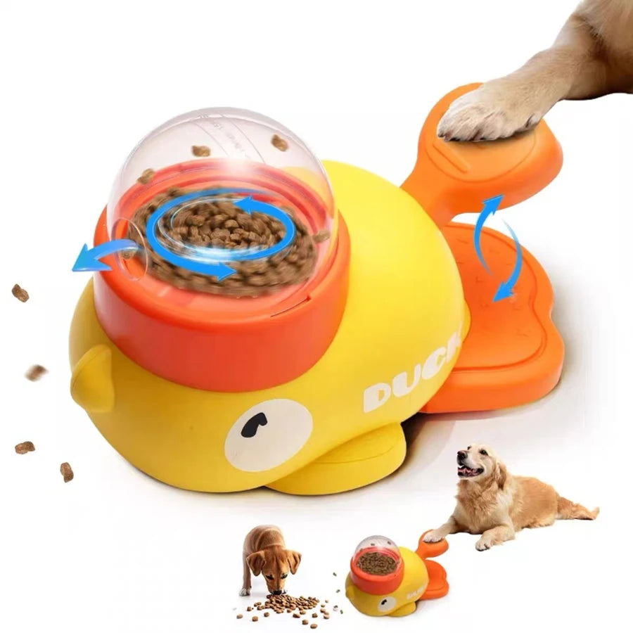 Juguete interactivo amarillo para perros que dispensa premios, con comedero naranja y un perro usándolo.