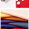 Pino taiteltuja taiteellisia fleece-huppareita eri väreissä, kuten keltaista, oranssia, violettia, sinistä ja punaista.
