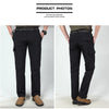 Pantalones cargo ligeros negros para hombre de secado rápido, con múltiples bolsillos, en modelo.