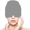 Une personne tient un capuchon en silicone gris conçu pour soulager les maux de tête, montrant l'ajustement et la texture.