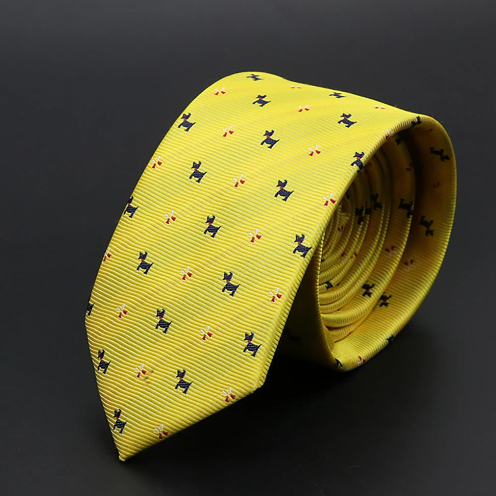 Corbata amarilla de jacquard con motivos pequeños azules y blancos repetidos.