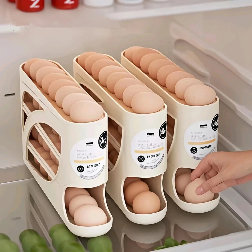 Beige rullende eggoppbevaringsholder med tre nivåer for brune egg i en kjøleskuff.