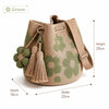 Bolsa tote de crochet hecha a mano con patrón floral en beige y verde, con borlas.