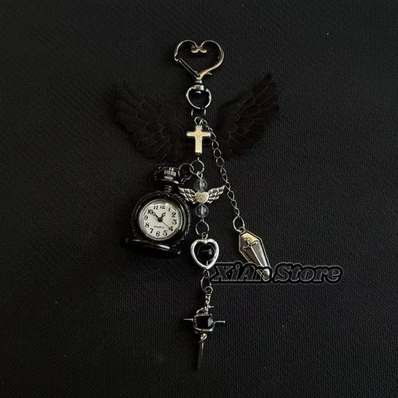 Anheng med lommeur i steampunk-stil, hjerteformet med kors og gammeldags dolg-sjarm.