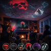 Mørk rumscene med Halloween-projektor, der oplyser en kranie og uhyggelige lysskiver på loftet.