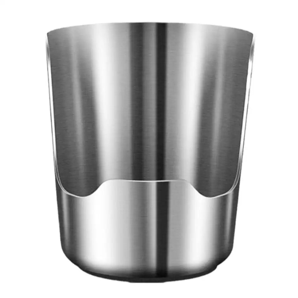 Blank skinner av rustfritt stål for oppbevaring av lokk og redskaper.